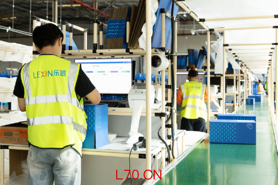 （分期乐工作人员在物流仓质检发货）