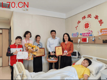 图：中国人寿和珠海红十字会相关人员看望廖晓乐