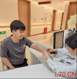 图：廖晓乐在做干细胞捐献前的体检