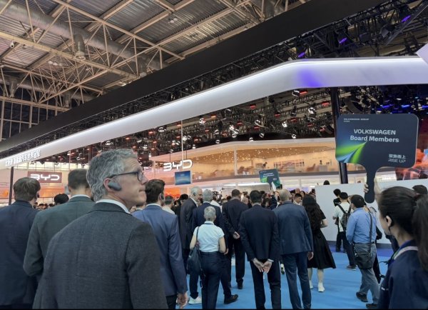 车展实探｜德国高管集体围观！中国汽车已学会在国产芯片上“思考”