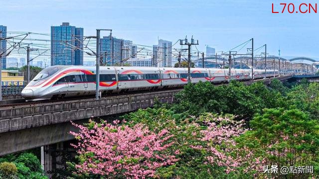 香港高铁与内地高铁网的对接持续扩展、衔接日益完善东方财富证券。图为驰骋在湾区的复兴号列车。（受访者供图）