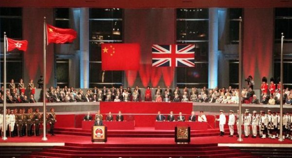 英国军官不解：为何要归还香港？2000年英国上将一句话让全场闭嘴