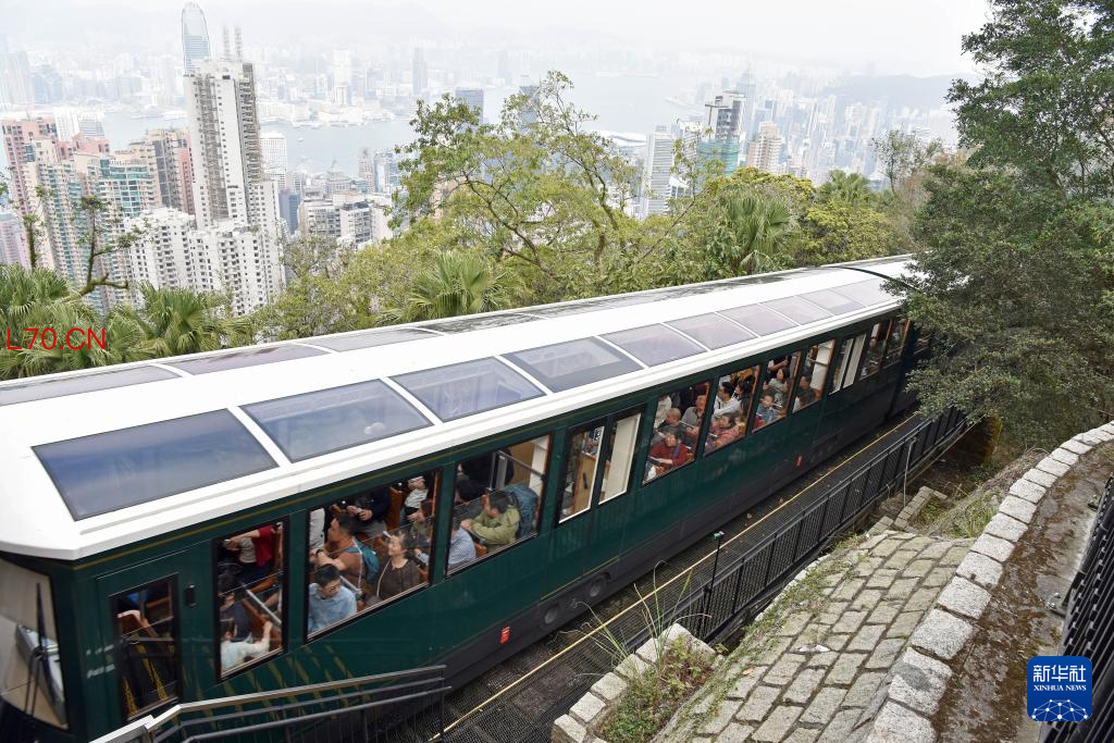 2月19日，游客在香港太平山顶搭乘缆车。新华社记者 陈铎 摄