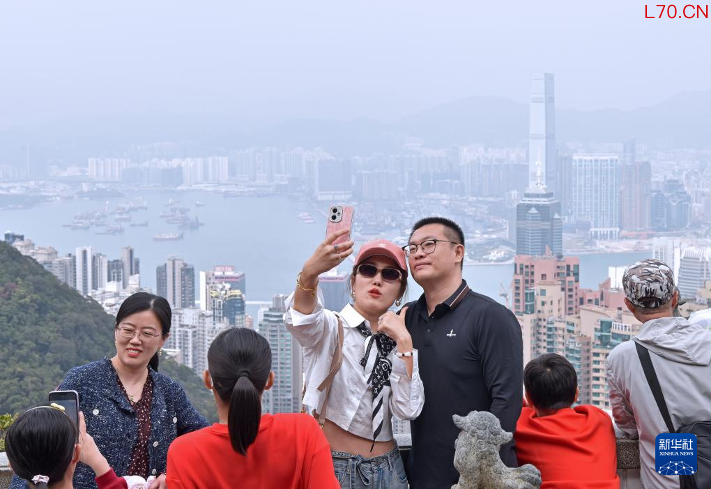 2月19日，游客在香港太平山顶游览。新华社记者 陈铎 摄