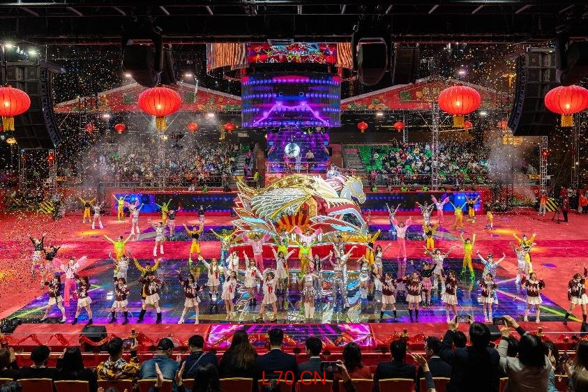 图为花车巡游、文艺表演在澳门西湾湖广场开幕。澳门特区旅游局供图