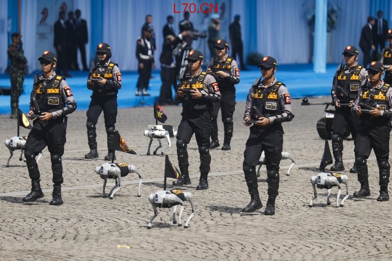 2025年7月1日，印尼雅加达，印尼机器人警察部队在印尼国家警察成立79周年纪念仪式上行进 IC photo