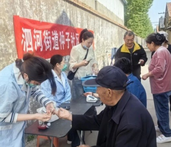 济宁市泗水县泗河街道仲子社区开展“爱心义剪 健康义诊”便民服务活动