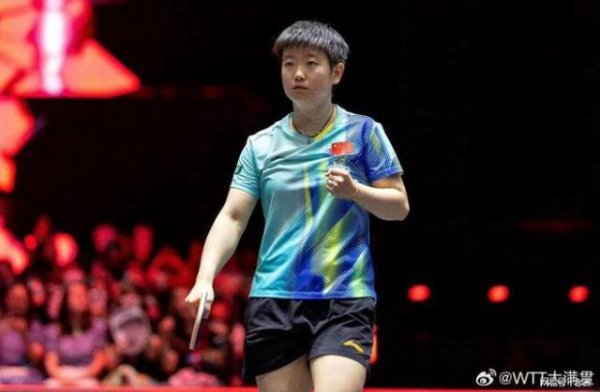 18连胜后，孙颖莎一路小跑奔向刘国梁！握手热聊+被拍肩 满脸笑容