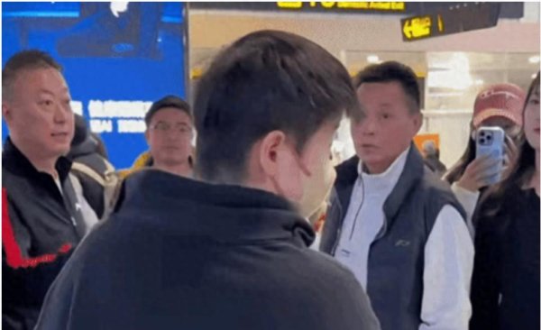 国乒抽签代表突然换人, 又有2大名将退赛, 功勋队医护航孙颖莎