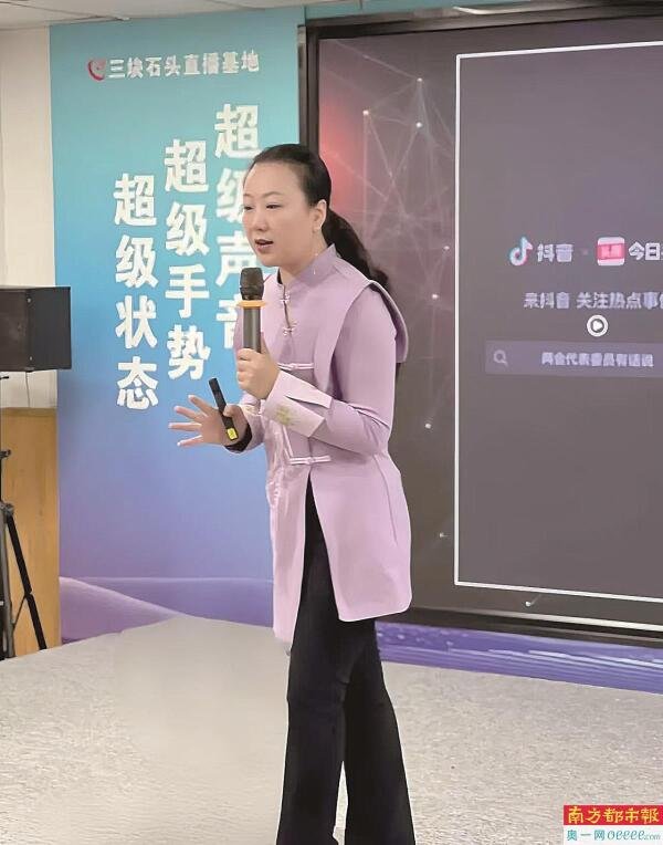 东北姑娘扎根创业 手把手教直播带货
